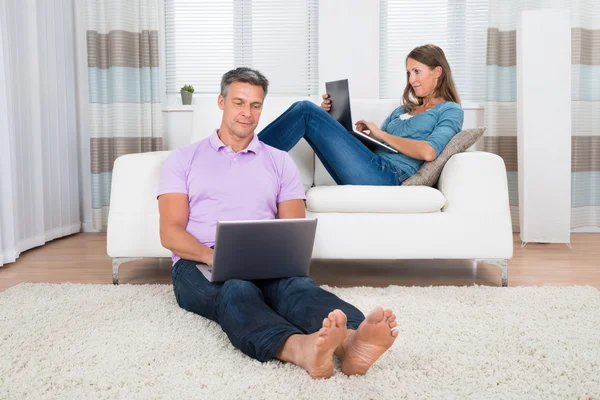 Pareja usando computadoras portátiles —  Fotos de Stock