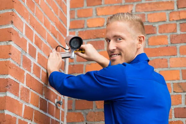 Tecnico sorridente Installazione della fotocamera — Foto Stock