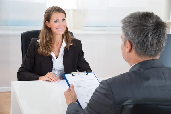 Manager intervjua en kvinnlig sökande — Stockfoto