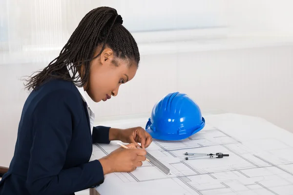 Businesswoman Drawing Blueprint — Stock Photo, Image