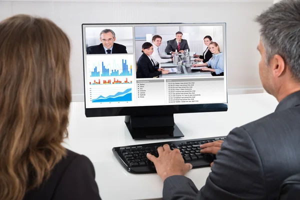 Dois empresários que participam em videoconferência — Fotografia de Stock