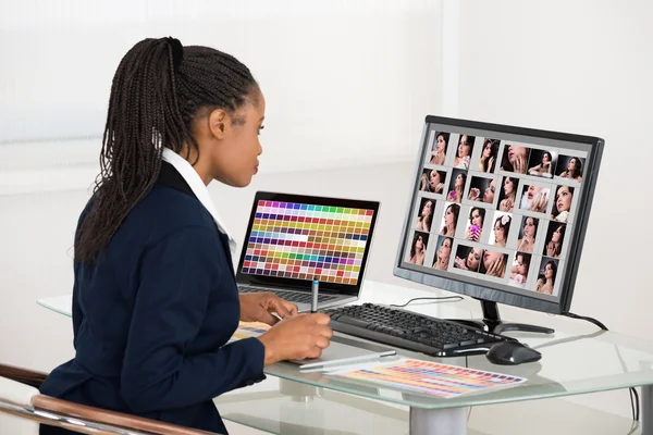 Designer Editing Photos On Computer — Stock Photo, Image