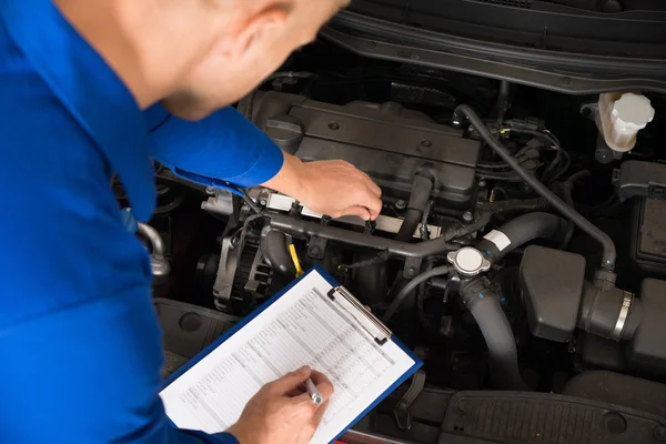 Mechaniker steht neben Auto — Stockfoto