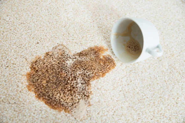 Derrame de café de la taza en la alfombra — Foto de Stock