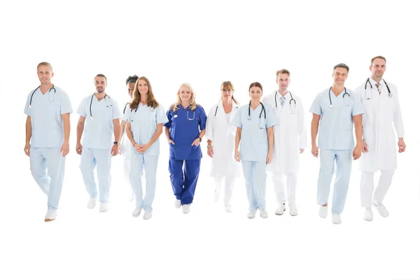 Equipe médica multiétnica andando em fileira — Fotografia de Stock