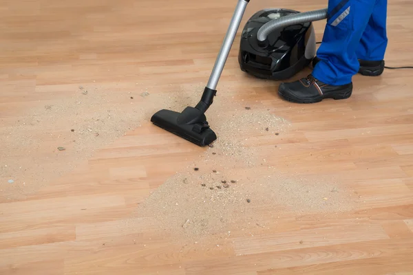 Janitor piso de limpeza com aspirador de pó — Fotografia de Stock