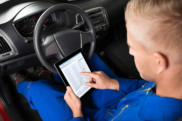 Mechaniker sitzt im Auto — Stockfoto