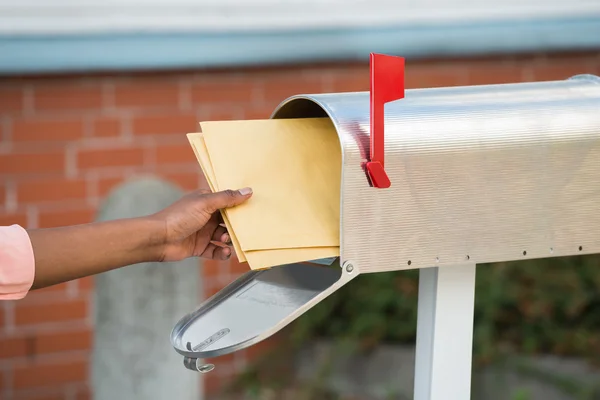 Personne mettant des lettres dans la boîte aux lettres — Photo