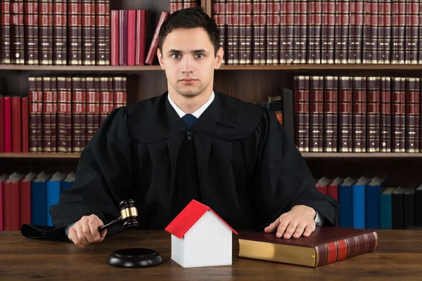 Juiz confiante com modelo de casa — Fotografia de Stock