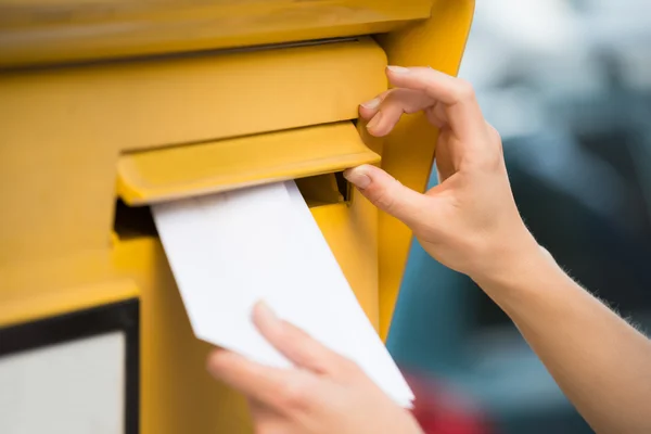 Női kezek beillesztése levél postaláda — Stock Fotó