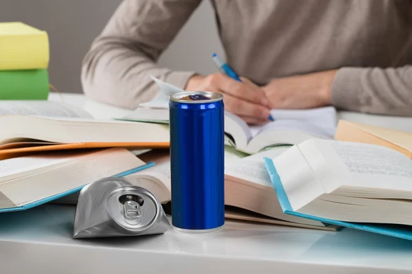 Étudiant avec des livres à table — Photo