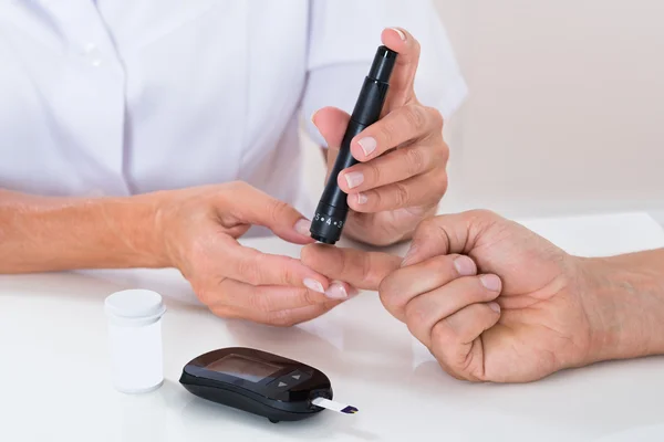 Doctor Measuring Sugar Reading Of Patient — Stock Photo, Image