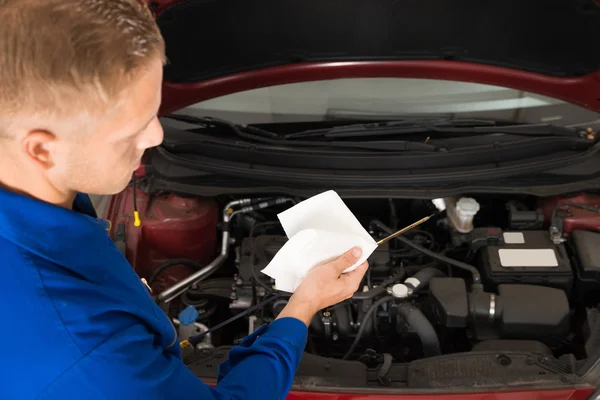 Mechanic oliepeil controleren — Stockfoto