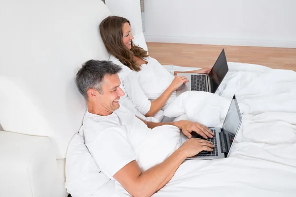 Casal usando laptops — Fotografia de Stock