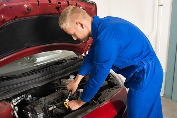 Coche de reparación mecánico joven — Foto de Stock