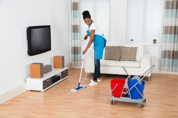 Vrouw schoonmaken vloer — Stockfoto