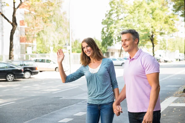 Couple saluant pour taxi — Photo