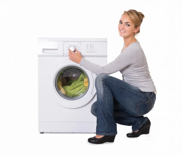 使用洗衣机的女人 — 图库照片