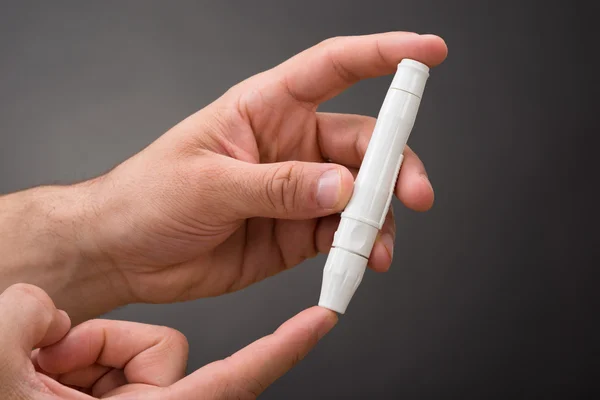 Man Checking Blood Sugar — Stock Photo, Image