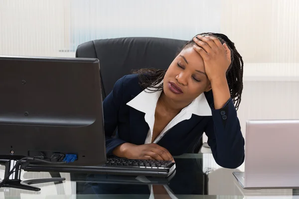 Junge depressive Geschäftsfrau — Stockfoto