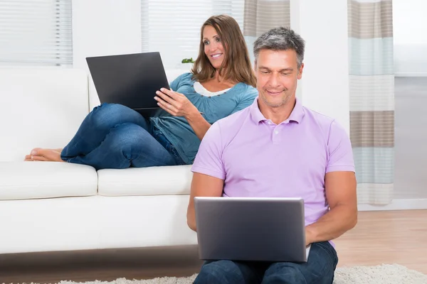 Couple Using Laptops — Stock Photo, Image