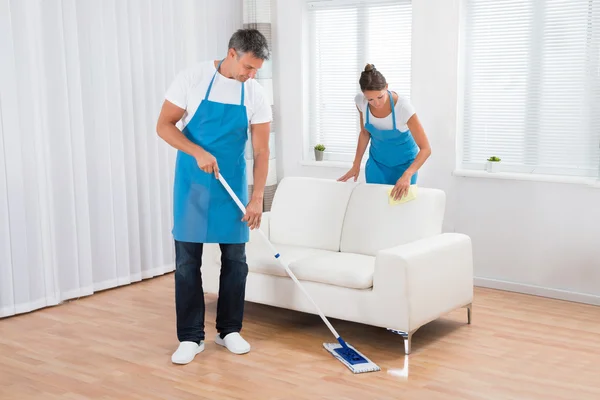 Zwei Reinigungskräfte putzen Büro — Stockfoto