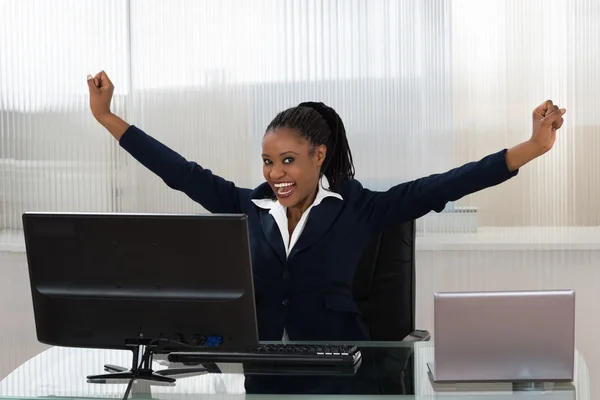 Glada afrikanska affärskvinna — Stockfoto