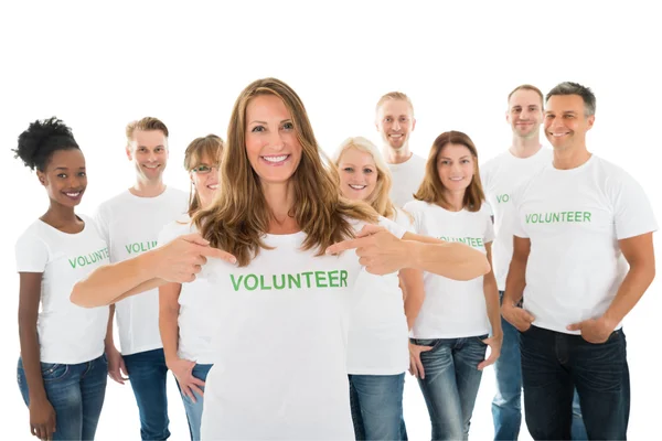 Mostrando texto voluntario en la camiseta — Foto de Stock