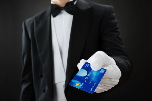 クレジット カードを保持しているウェイターの中央部 — ストック写真