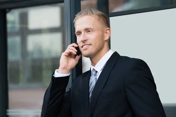 Affärsman talar på mobiltelefon — Stockfoto