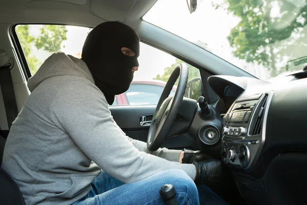 Voleur essayant de voler une voiture — Photo