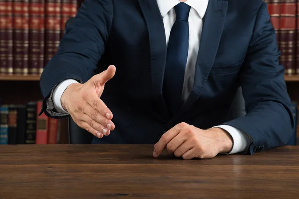 Advocaat aanbieden Handshake op Bureau In Courtroom — Stockfoto