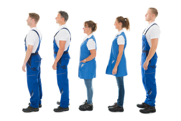 Вид сбоку на уборщиков, стоящих в очереди
