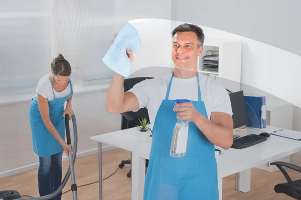 Male Worker Cleaning Glass — Stock Photo, Image