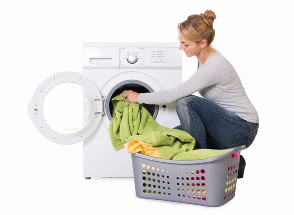 Vrouw laden wasmachine — Stockfoto