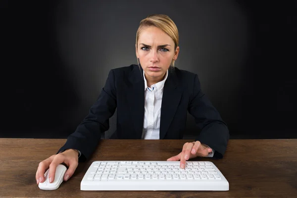 Seriöse Geschäftsfrau nutzt Computer — Stockfoto