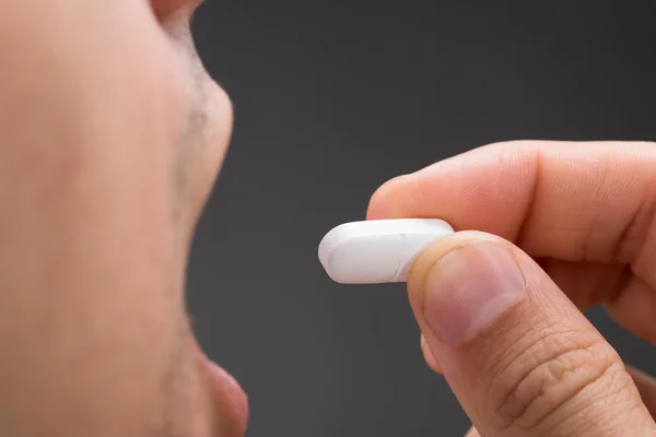 Hombre enfermo tomando medicina — Foto de Stock