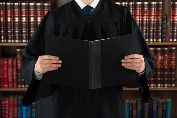 Juiz Segurando Livro Jurídico — Fotografia de Stock