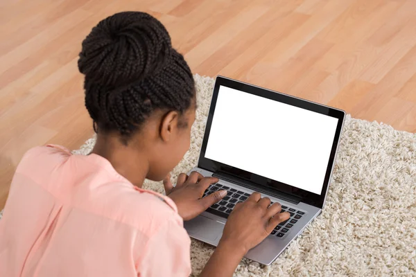 Mulher digitando no laptop — Fotografia de Stock