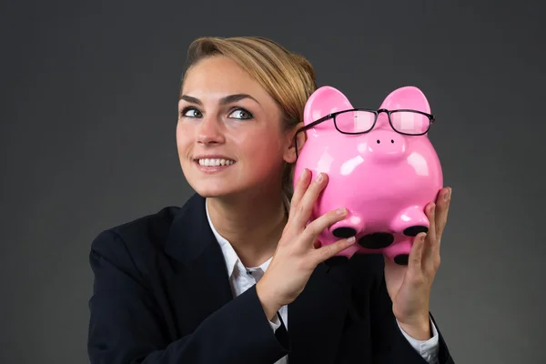 Empresaria sacudiendo Piggybank — Foto de Stock