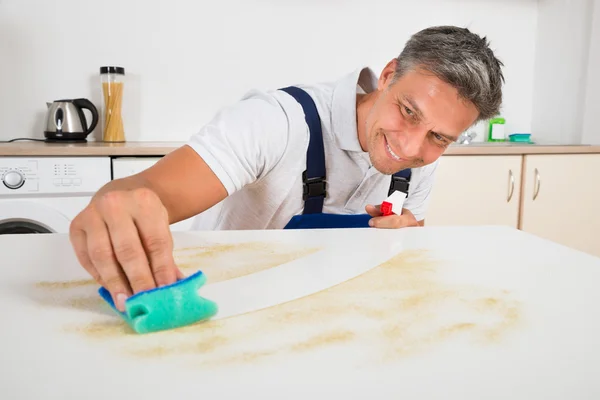 Janitor Cleaning Counter With Sponge At Home — Stock Photo, Image