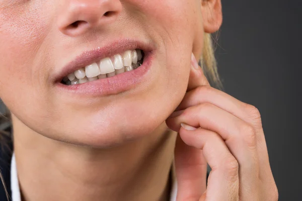 Empresária sofrendo de dor de dente — Fotografia de Stock