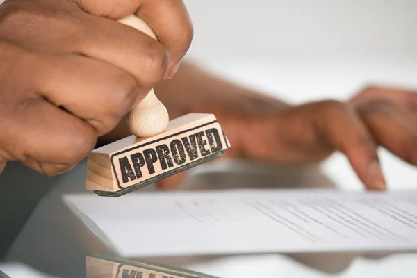 Persons Hand stämpling på kontraktformuläret — Stockfoto