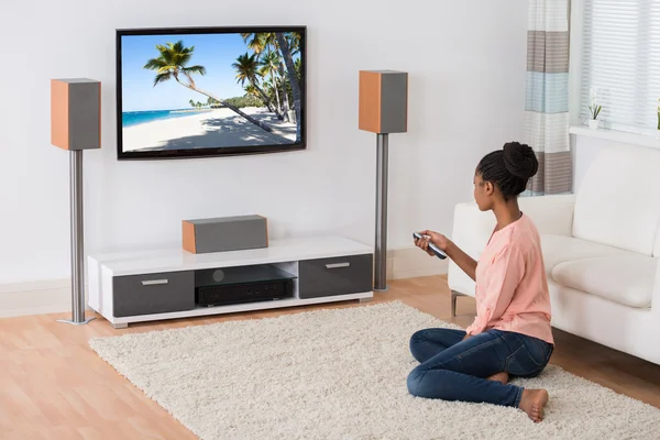 Mulher assistindo televisão — Fotografia de Stock