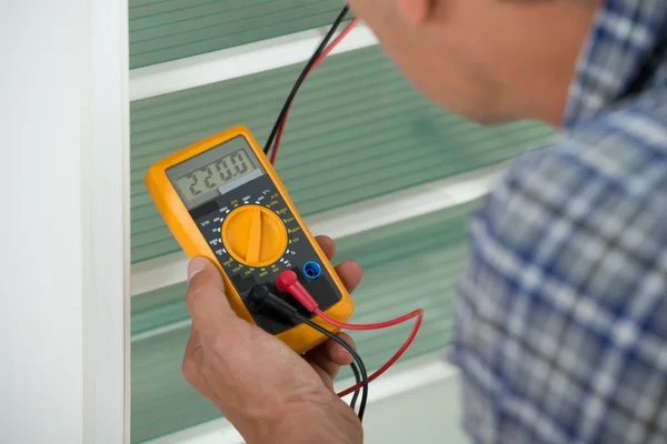 Reparateur controleren koelkast met Digitale Multimeter — Stockfoto