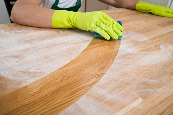 Polvere di pulizia uomo su tavolo in legno — Foto Stock