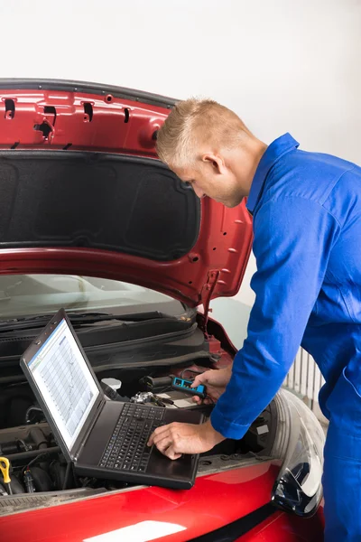 Mechanic met behulp van laptop — Stockfoto