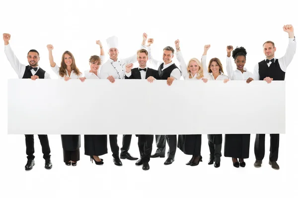 Personal del restaurante sosteniendo cartelera en blanco — Foto de Stock