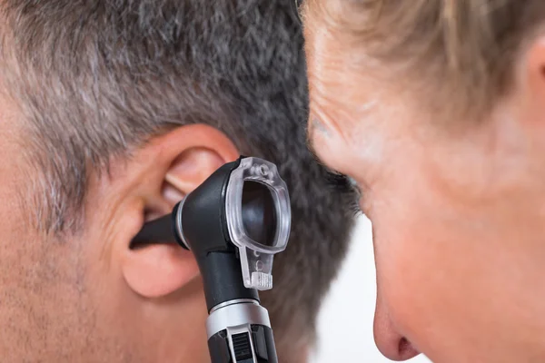 Arzt untersucht das Ohr des Patienten — Stockfoto