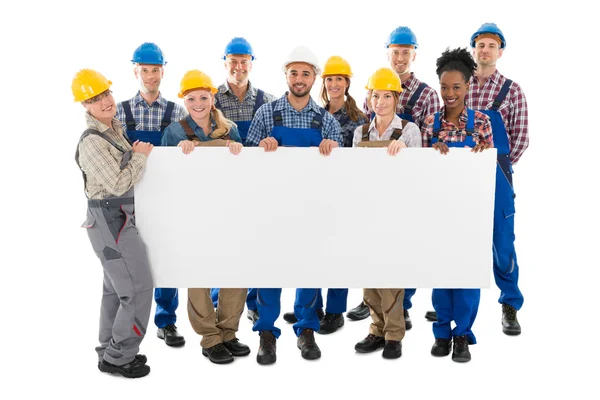 Trabajadores sosteniendo cartelera en blanco — Foto de Stock